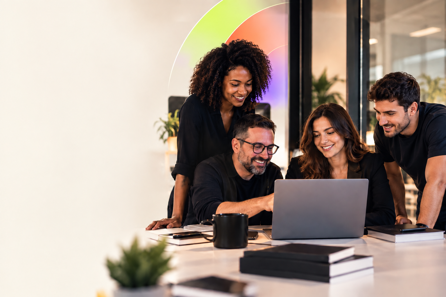 Equipe trabalhando com tecnologia, dados e processos